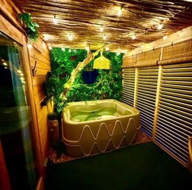 Woodland Escapes Glamping - Lake View