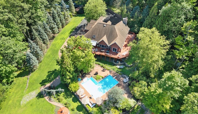 Woodland Estate: 10BR, Pool, Hot Tub & Game Room – 1hr from NYC