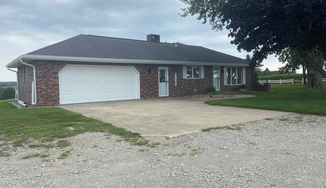 Woodland Estate: Large farmhouse with green space perfect for relaxing and fun.