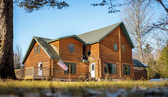Woodland Haven: 5BR Retreat with Sauna