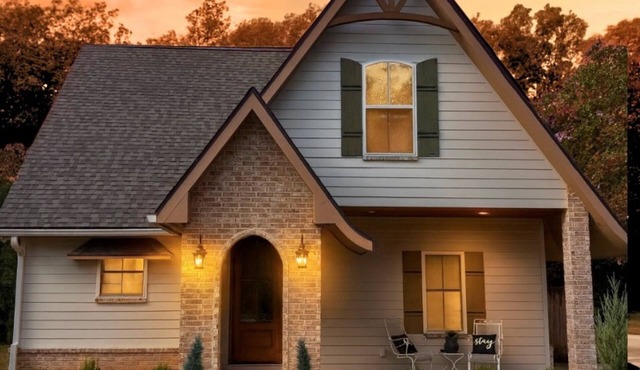 Woodland Haven: Storybook Cottage Retreat