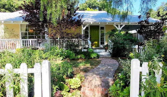 Woodland Hills Cottage on beautiful 1/4 acre property