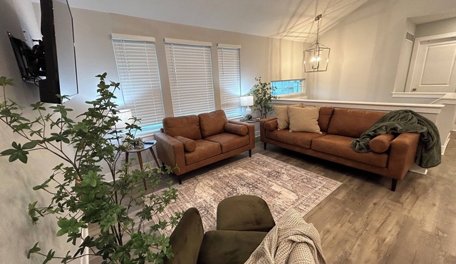 Woodland KC Retreat on Culdesac sleeps 10