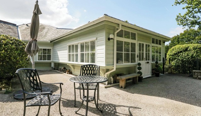 WOODLAND LODGE, romantic, with a garden in Grange-Over-Sands