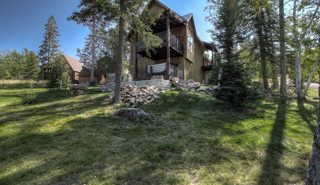 Woodland lodge 1/4 mile from Terry Peak with private hot tub, firepit, fireplace