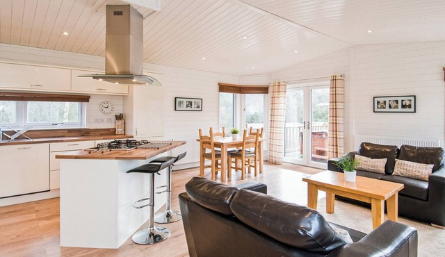 Woodland Lodge that’s well equipped with one large double with en suite shower and one twin room.