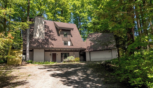Woodland Lodge - Perfect Family Ski Chalet! Close to Nubs Nob & Boyne!