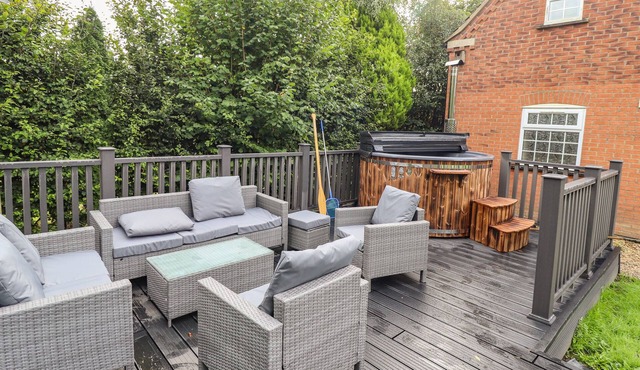 WOODLAND LODGE, pet friendly, with hot tub in Boston