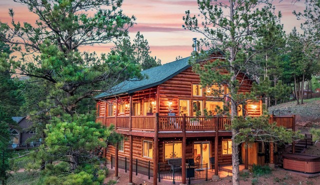 Woodland Park Lakeview Log Cabin + Hot Tub & Sauna