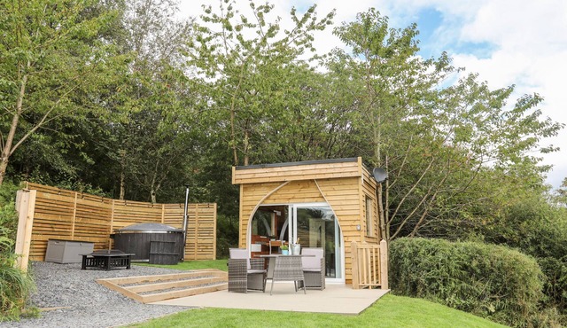 WOODLAND POD, pet friendly, country holiday cottage in Corwen