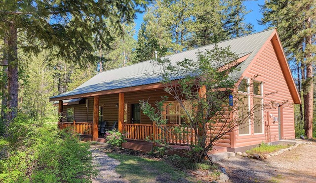 Woodland Retreat: Cozy Cabin Near Trails & Mazama