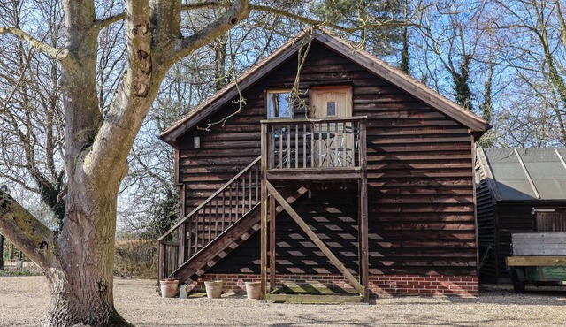 WOODLAND RETREAT LODGE, pet friendly, with a garden in Laxfield