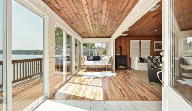 Woodland Shores: A Holiday A Getaway Like No Other! Vacation Awaits with Hot Tub on Woodland Lake!
