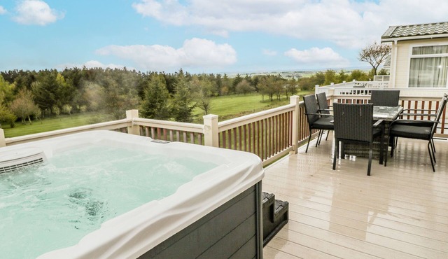 WOODLAND VIEW LODGE, pet friendly, luxury holiday cottage in Felton