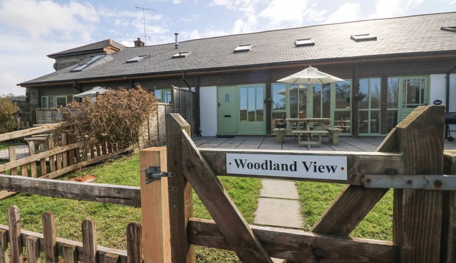WOODLAND VIEW, pet friendly, character holiday cottage in West Down
