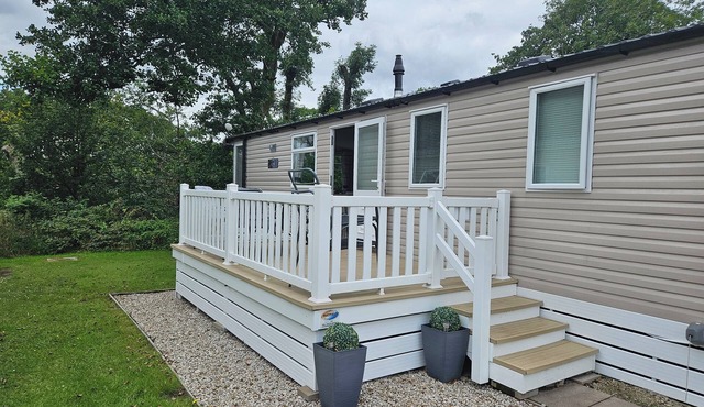 WOODLAND VIEW, pet friendly, character holiday cottage in Settle