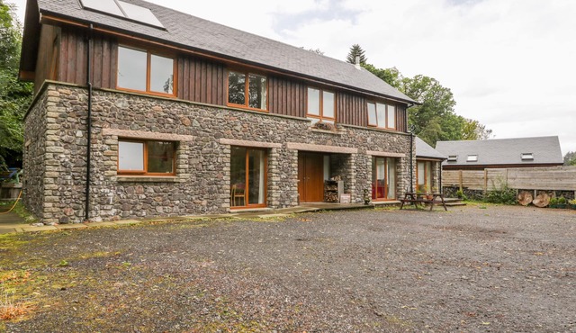 WOODLAND VILLA, family friendly, country holiday cottage in Oban
