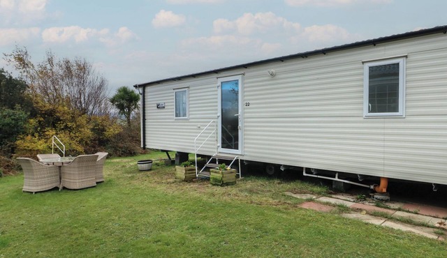 WOODLAND WAY, pet friendly, with a garden in Benllech