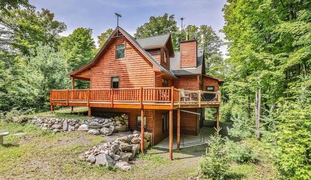 Woodland Wonderland | Spacious cabin-style house in Winchester with lake access