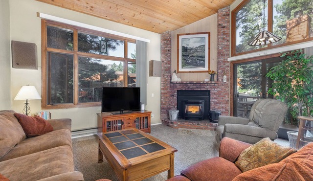 Woodlands 2 Bedroom & Loft Townhouse In A Beautiful Wooded Complex
