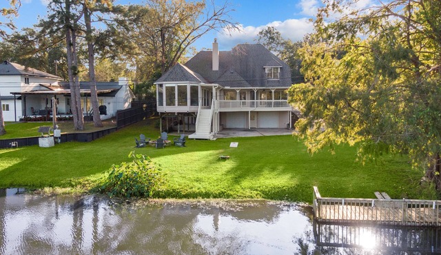 Woodlands Area Lakeview Retreat