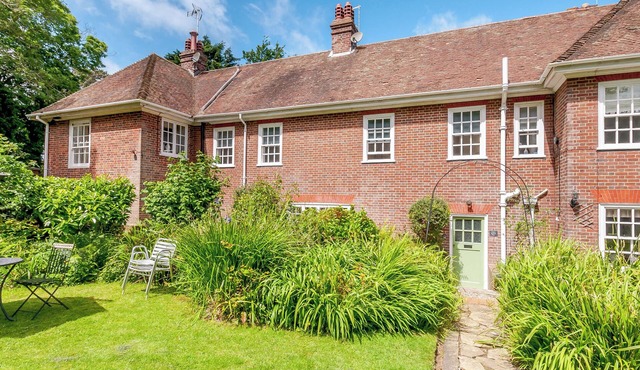 WOODLANDS BY THE SEA COTTAGE, pet friendly, with a garden in Sholden