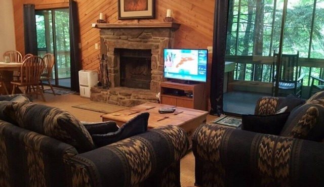Woodlands Cabin - Private and Peaceful w/Hot Tub
