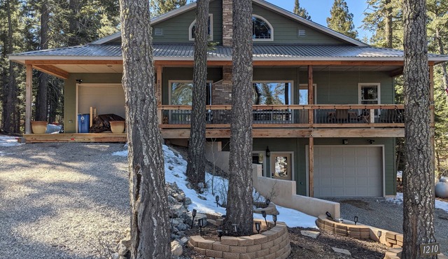 Woodlands Chalet: Forest, Luxury, Parking, Bedrooms w/Ensuite Bathrooms, CLEAN