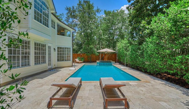 Woodlands Contemporary 4BR3Bath with heated Pool and Spa