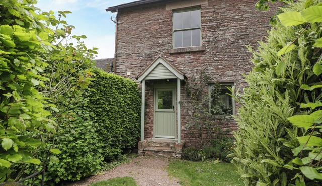 WOODLANDS COTTAGE, pet friendly, character holiday cottage in Docklow