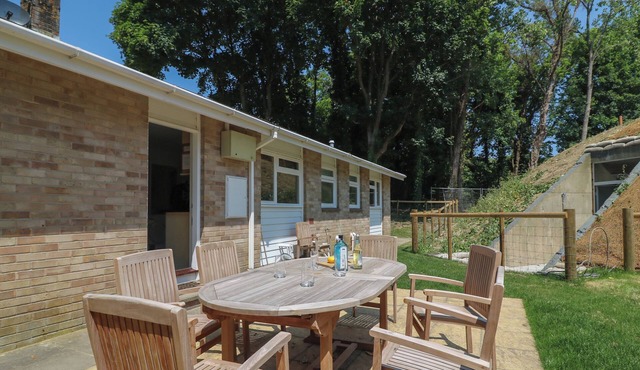 WOODLANDS COTTAGE, pet friendly, country holiday cottage in Ringstead
