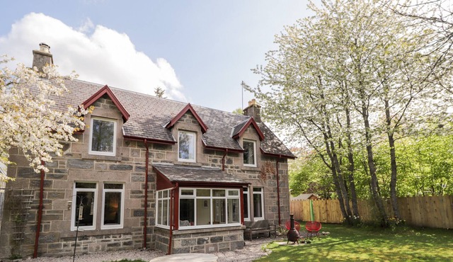 WOODLANDS, family friendly, character holiday cottage in Newtonmore