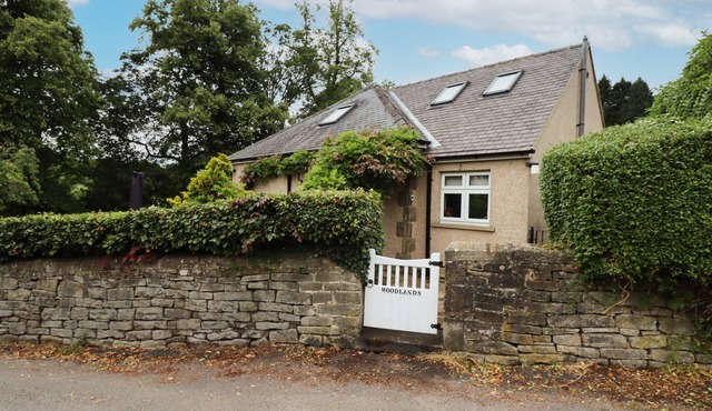 WOODLANDS, family friendly, with a garden in Darley Dale