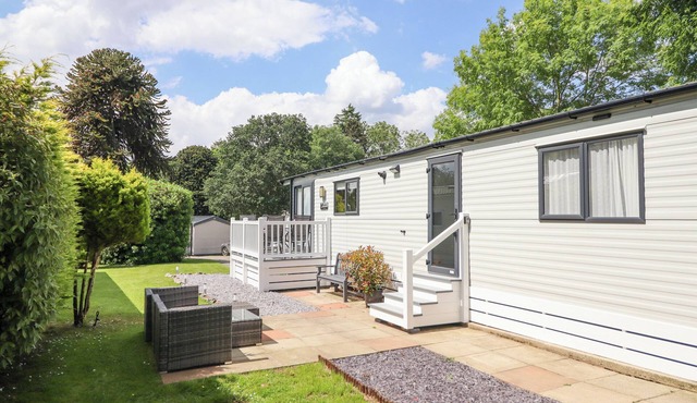 WOODLANDS LODGE, pet friendly, with a garden in Ruthin