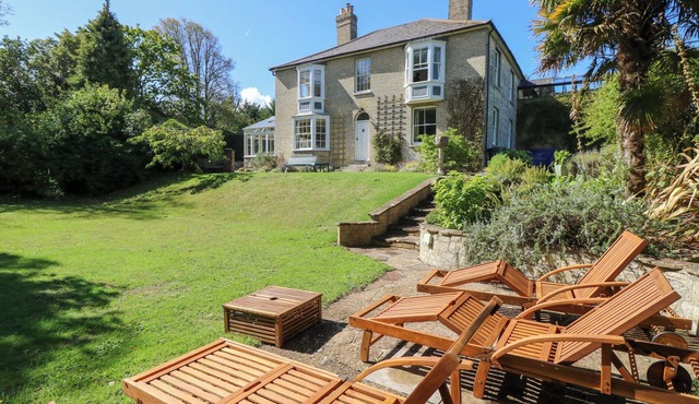 WOODLANDS, pet friendly, character holiday cottage in Freshwater