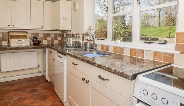 WOODLANDS, pet friendly, character holiday cottage in Hoxne