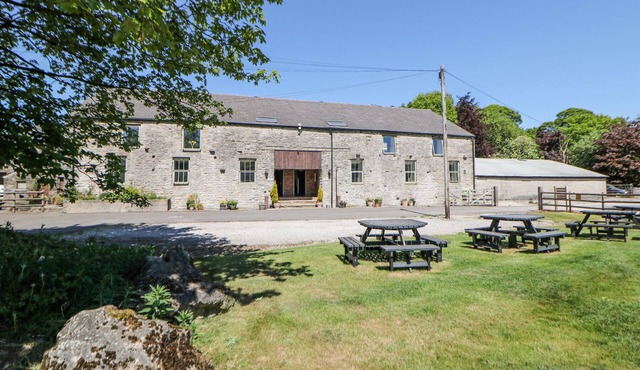 WOODLANDS, pet friendly, character holiday cottage in Buxton