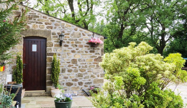 WOODLANDS, pet friendly, character holiday cottage in Wigglesworth