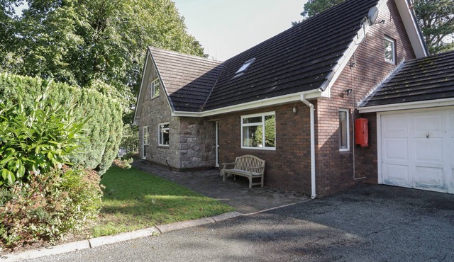 WOODLANDS RETREAT, pet friendly, with hot tub in Ruthin