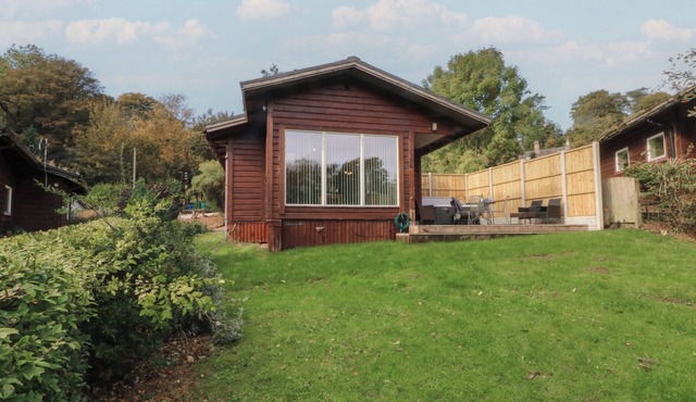 WOODLANDS VIEW, pet friendly, with hot tub in Leek
