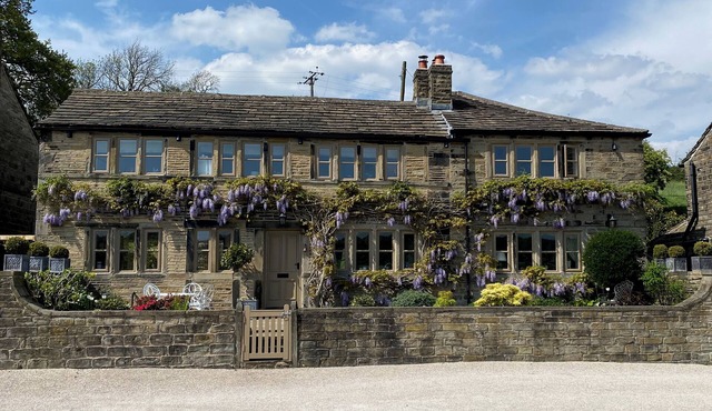 WOODLEA COTTAGE, pet friendly, luxury holiday cottage in Almondbury
