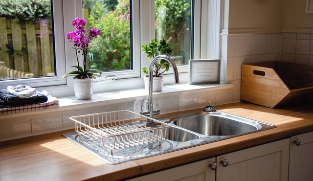 WOODLEA, family friendly, character holiday cottage in Seahouses