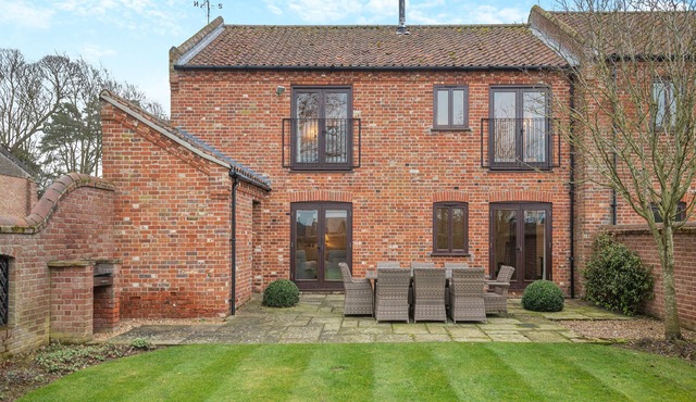 WOODPECKER BARN - CWL