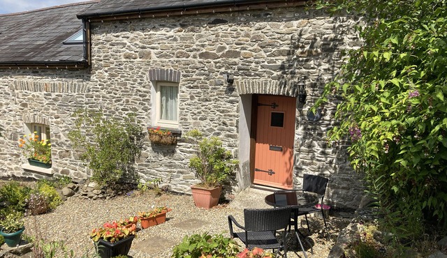 Woodpecker Cottage - Cosy Countryside Retreat with 2 acres of Private Meadows