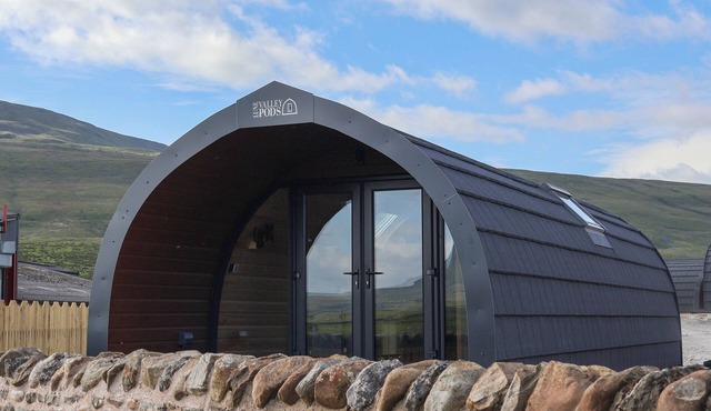 WOODPECKER, family friendly, with hot tub in Ingleton