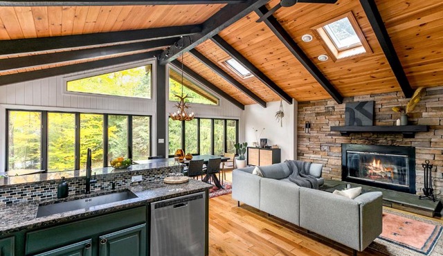 Woodpecker House - Mountain retreat with hot tub - 10 min to skiing in Hunter & Windham