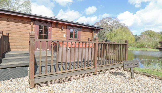 WOODPECKER LODGE, romantic, with hot tub in Badwell Ash