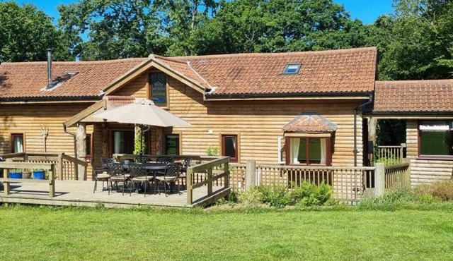 Woodpecker Lodge, a secluded log cabin in beautiful north Devon