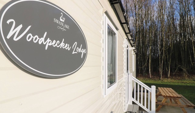 WOODPECKER LODGE, family friendly, with hot tub in Coalville