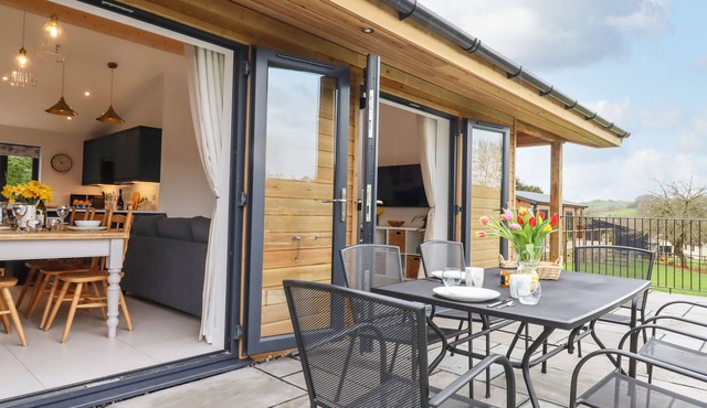 WOODPECKER LODGE, pet friendly, with a garden in Butterleigh